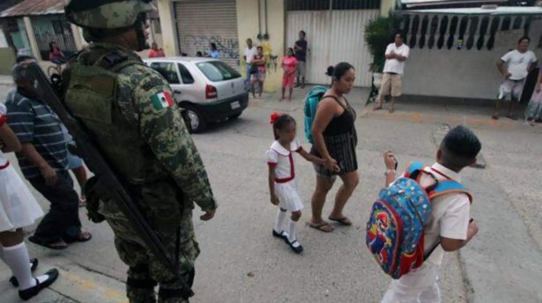 Vigilancia militares escuelas